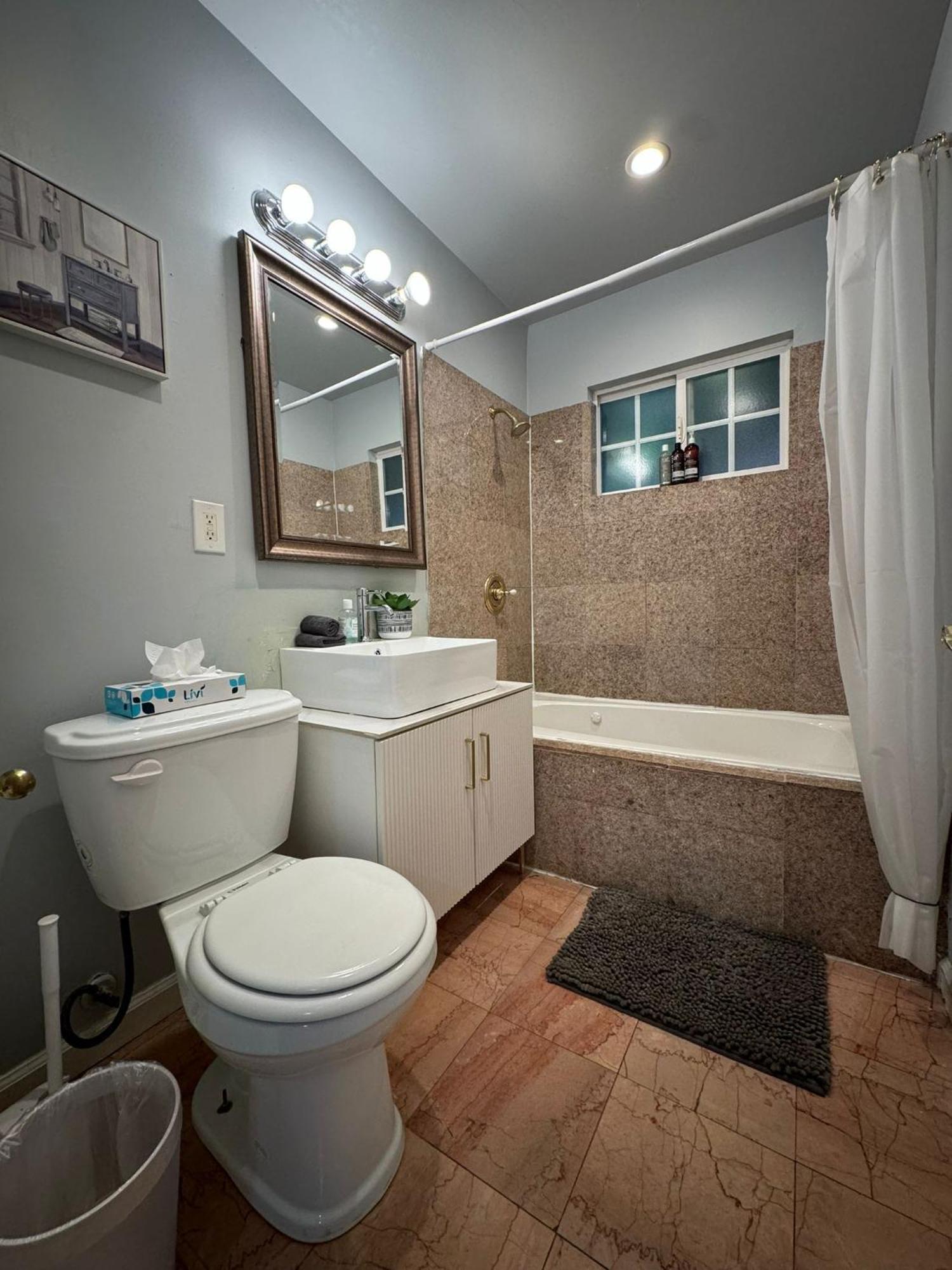 2 Bedroom Apartment1 Mile South From The Hollywood Walk Of Fame And Hollywood Sign Appartement Los Angeles